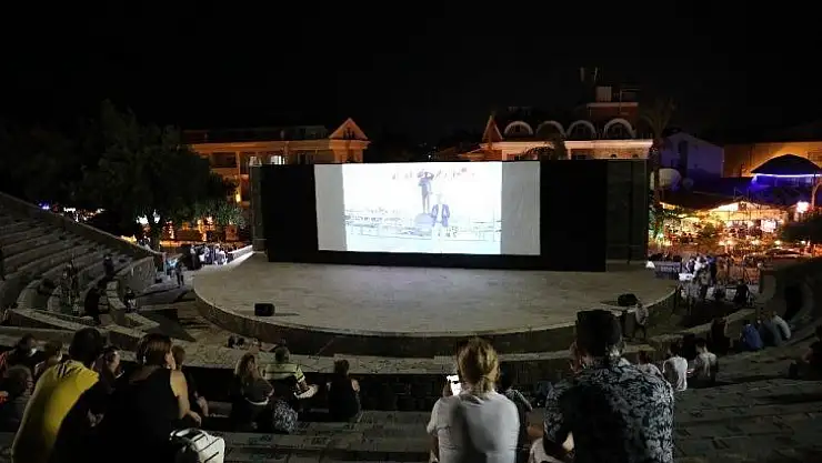Marmaris'te sosyal mesafeli film keyfi