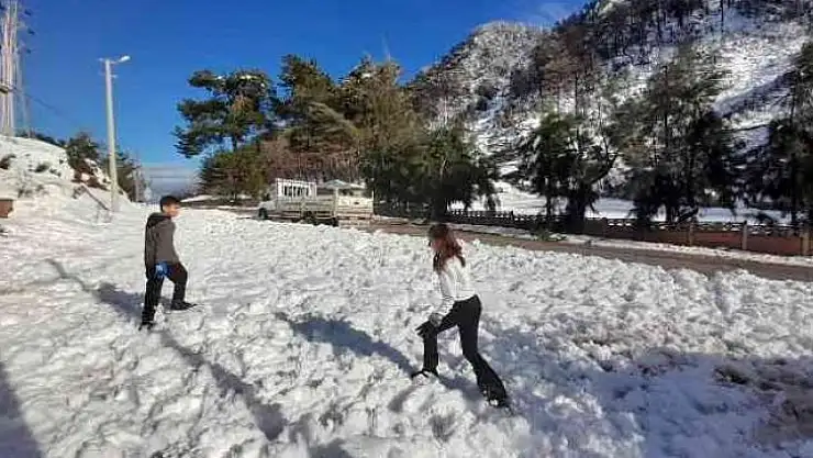 Marmaris'te yağan kar vatandaşlar için eğlence oldu