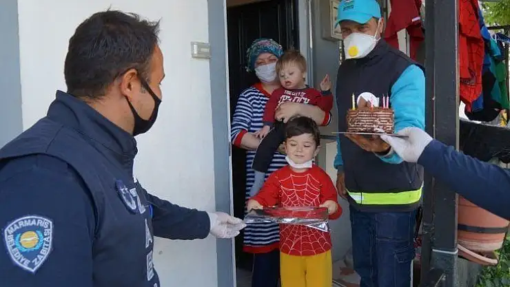 Marmaris'te zabıtadan küçük çocuğa doğum günü sürprizi