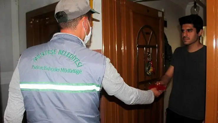 Menteşe Belediyesi evlere Türk Bayrağı, maske ve balon dağıtıyor