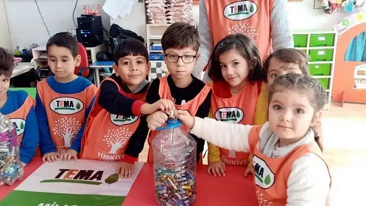 Minik gönüllüler rozet taktı