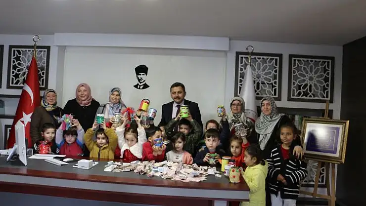 MİNİK KUMBARALAR DEPREMZEDELER İÇİN AÇILDI
