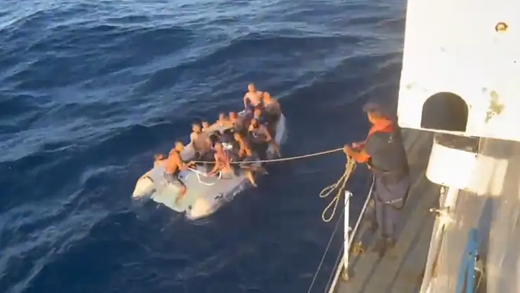 Motor arızalanınca denizde sürüklendiler