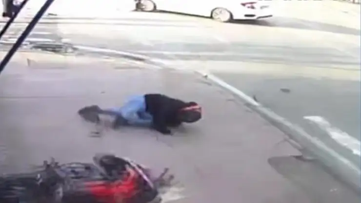 Motosiklet sürücüsü metrelerce sürüklendi