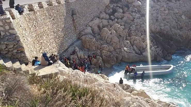 Muğla'da 150 göçmen botla Meis Adası'na geçti