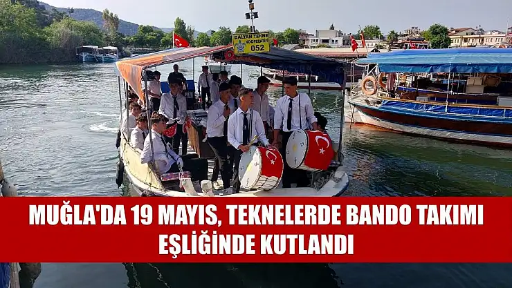 Muğla'da 19 Mayıs, teknelerde bando takımı eşliğinde kutlandı