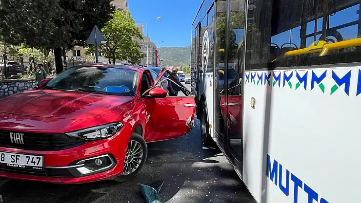 Muğla' da açtığı kapıya belediye otobüsü çarptı