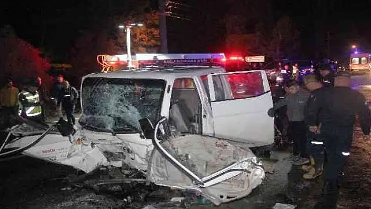 MUĞLA'DA KAMYONET MİNİBÜSLE ÇARPIŞTI: 22 YARALI