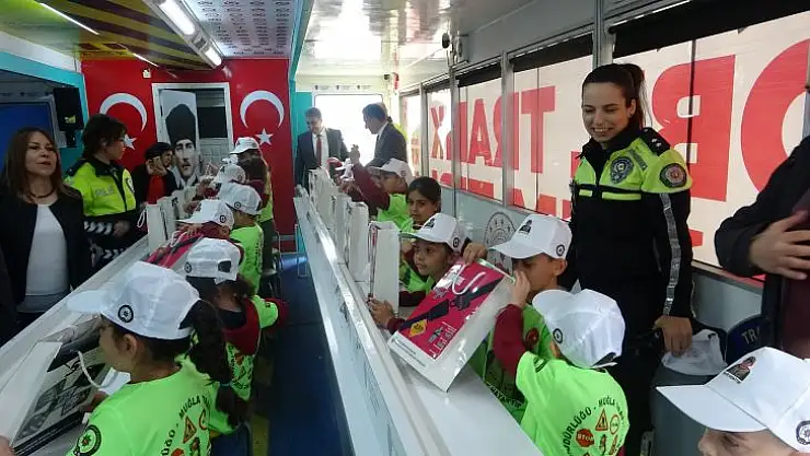MUĞLA'DA ÖĞRENCİLERE MOBİL TRAFİK TIRI İLE TRAFİK EĞİTİMLERİ VERİLİYOR