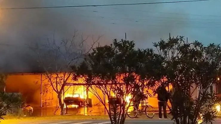 MUĞLA'DAKİ YANGINDA 4 ARAÇ, BİR İŞYERİ KÜLE DÖNDÜ