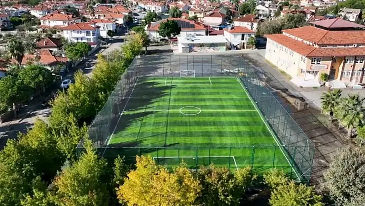 O ilçe halı sahalarına kavuştu