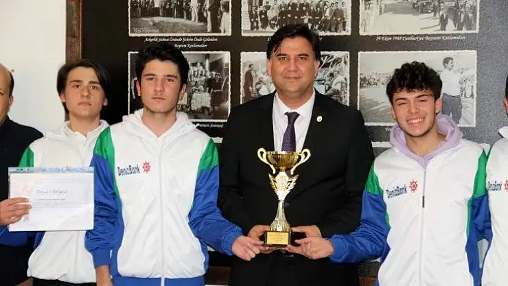 Ödüllü Sporculardan Başkan Karaca'ya Ziyaret