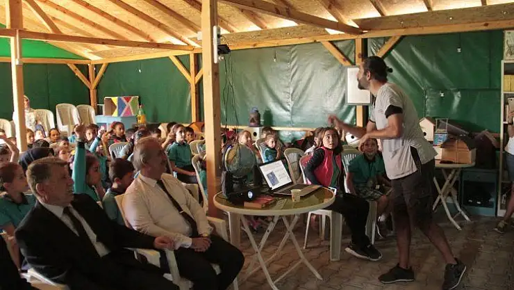 Öğrenciler harçlıklarıyla mama aldılar