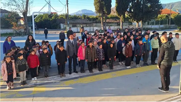 Okullarda deprem şehitleri anıldı