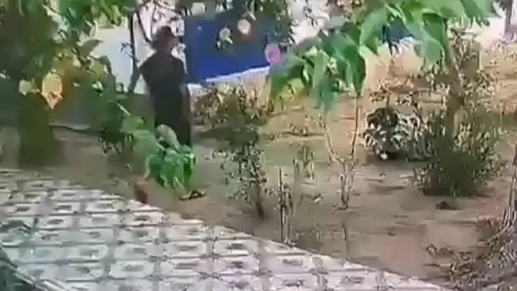 Önce yemek yedi, sonra paraları çaldı