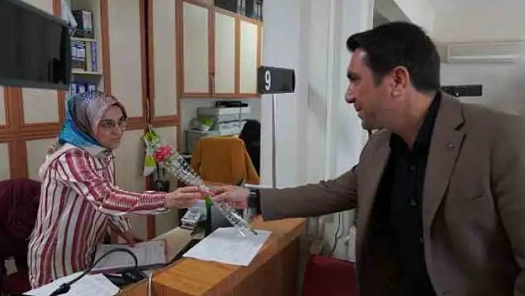 ORTACA BELEDİYESİNİN KADIN ÇALIŞANLARINA ÇİÇEK