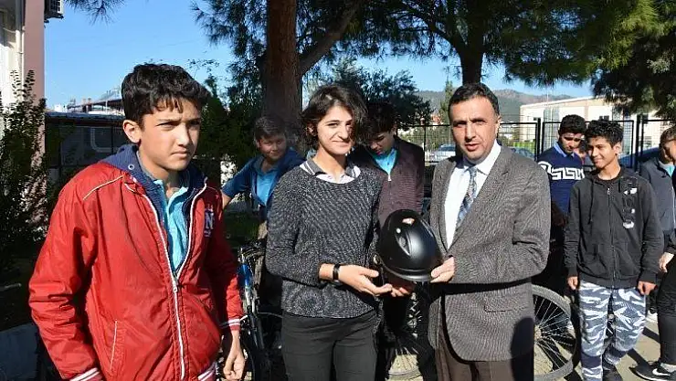 Ortaca'da öğrencilere kask hediye edildi
