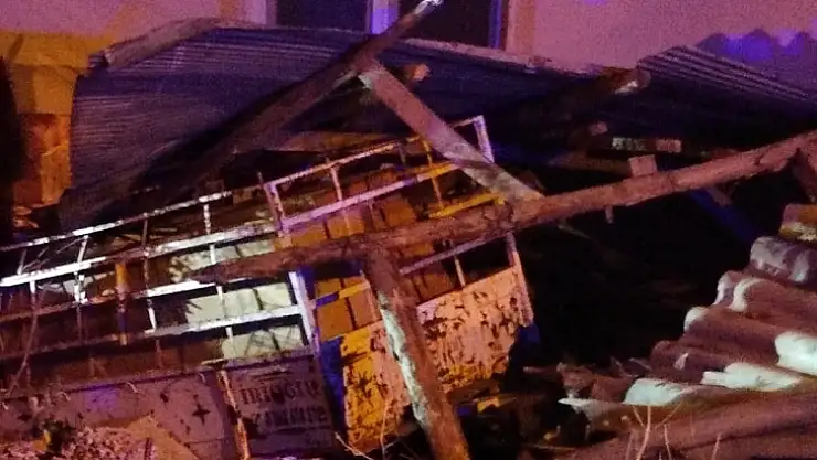 OTOMOBİL EVİN ÇATISINA UÇTU
