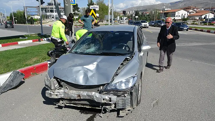 Otomobil İle Motosiklet Çarpıştı: 2 Yaralı