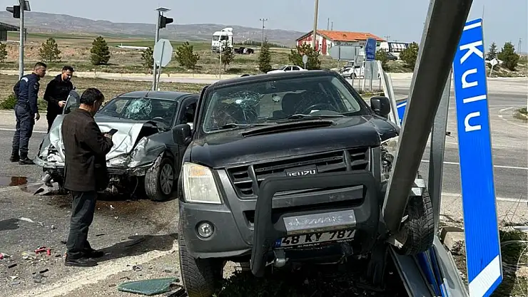 Otomobil ile pikap çarpıştı: 3 yaralı
