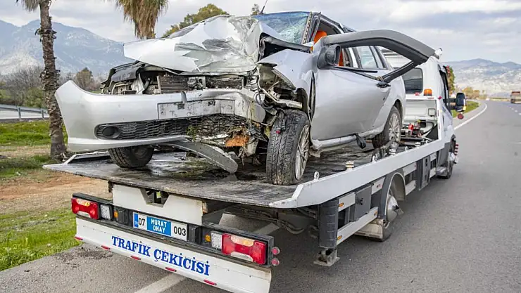 Otomobil palmiye ağacına çarptı: 1 ölü, 3 yaralı
