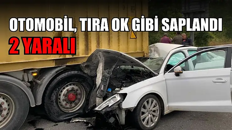 Otomobil, tıra ok gibi saplandı: 2 yaralı