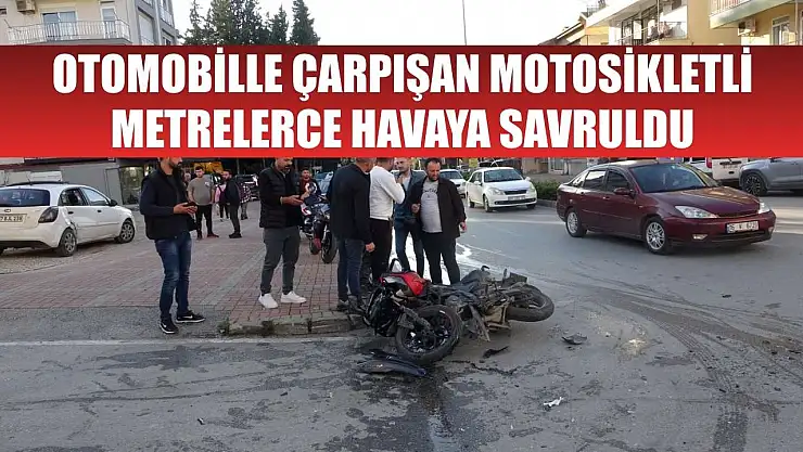 Otomobille çarpışan motosikletli, metrelerce havaya savruldu