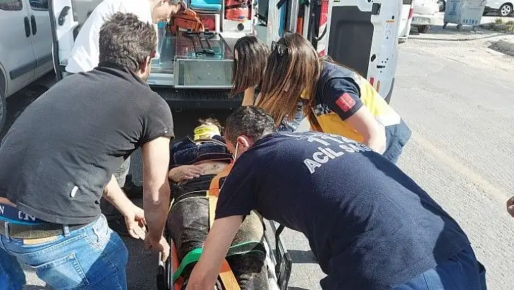 Otomobille duvarın arasına sıkıştı 