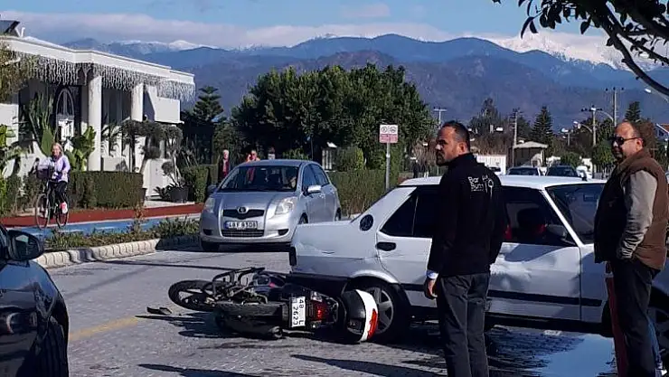 Park etmek isteyen araca yandan çarptı