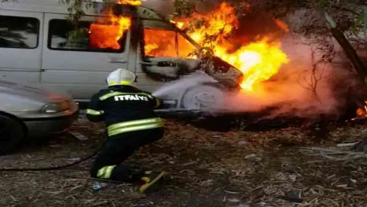 Park halindeki minibüs küle döndü