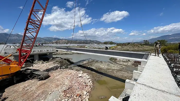 Patara Köprüsü'nün kirişleri yerleştirildi