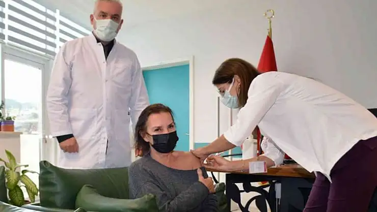 Perihan Savaş 4'üncü doz aşısını Muğla'da yaptırdı
