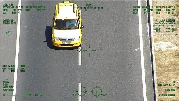Polis helikopterini görünce emniyet kemerini taktı
