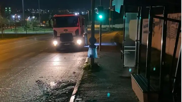 Polisten kaçan ehliyetsiz sürücü otobüs durağına çarptı