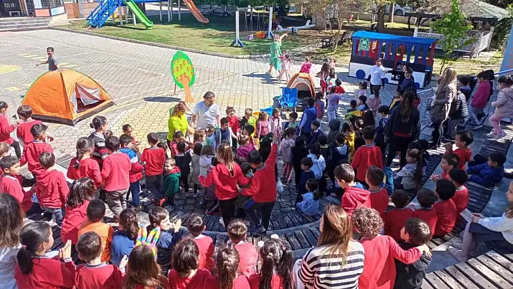 'Renkli Geri Dönüşüm Kutuları' sergilendi