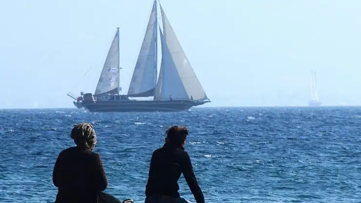 Sahil şeridinden geçen dev yelkenlileri turistler pür dikkat izledi