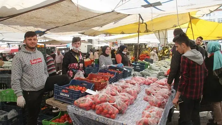 Semt pazarlarında sebze meyve poşette 