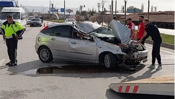 Seyir halindeki otomobil kamyonete çarptı, 1 yaralı
