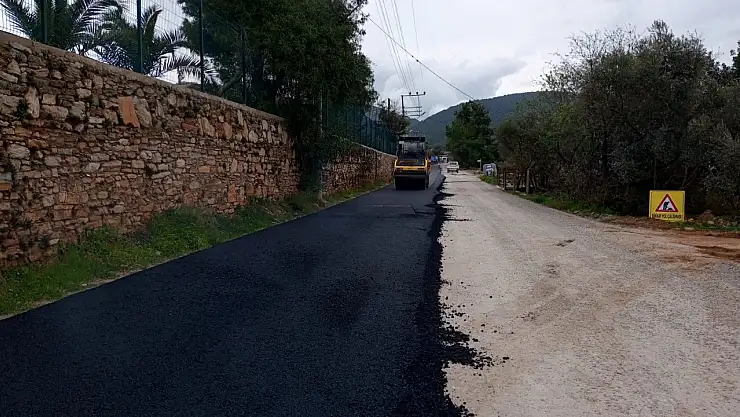 Sıcak asfalt çalışması devam ediyor