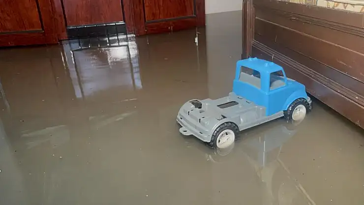 Şiddetli yağış sonrası yollar dereye döndü, evleri su bastı