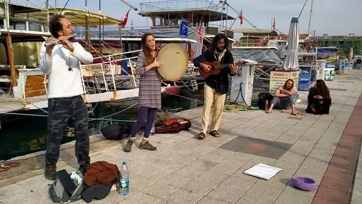 Sokak müzisyenleri vatandaşları motive ediyor