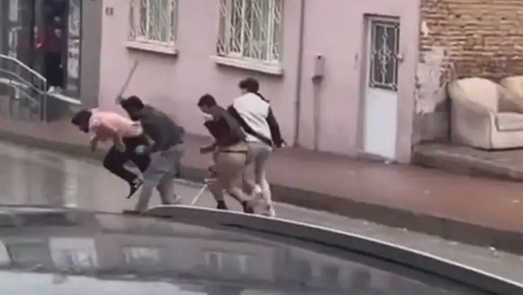 Suriyelilerin alacak verecek kavgası! Tartıştıkları kişiyi sopalarla dövdüler