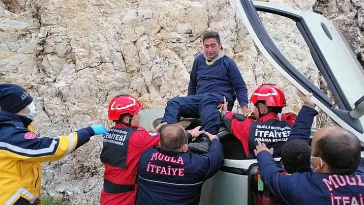 Takla atan araçta mahsur kaldı, itfaiye ekipleri kurtardı