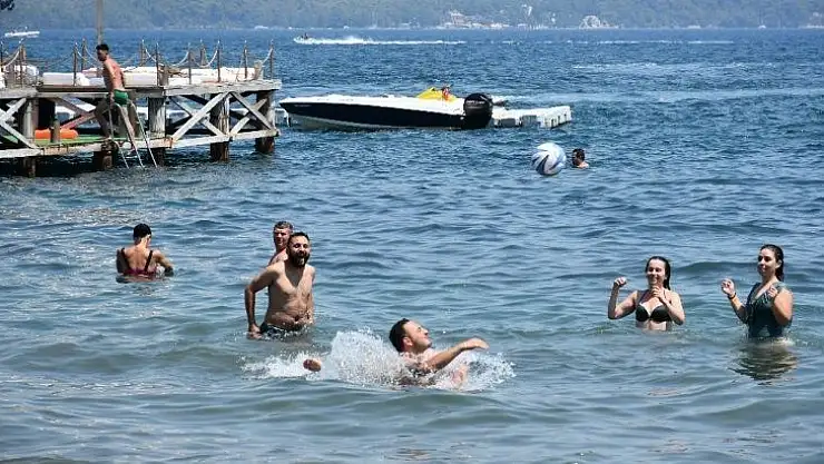 Tatilciler Marmaris plajlarını doldurdu