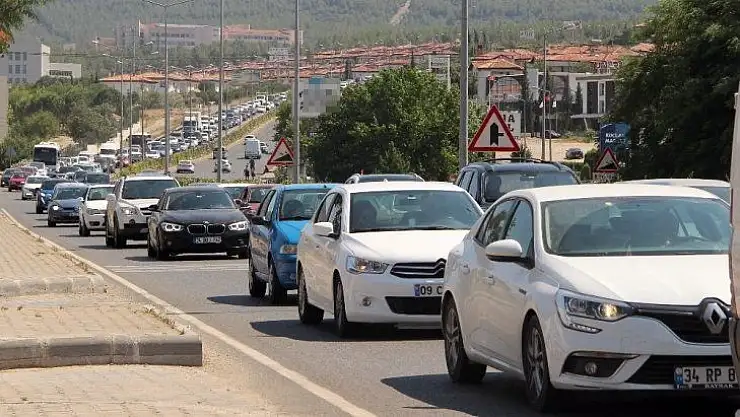 Tatilcilerin dönüş çilesi sürüyor