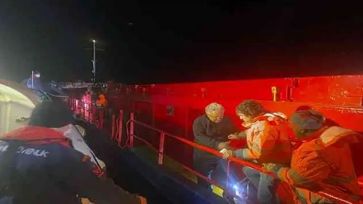 Ticari gemideki yaralıyı Sahil Güvenlik tahliye etti