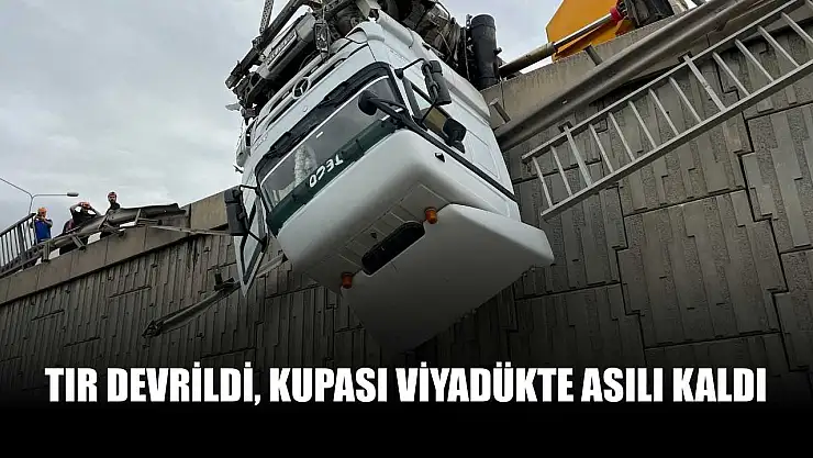 Tır devrildi, kupası viyadükte asılı kaldı