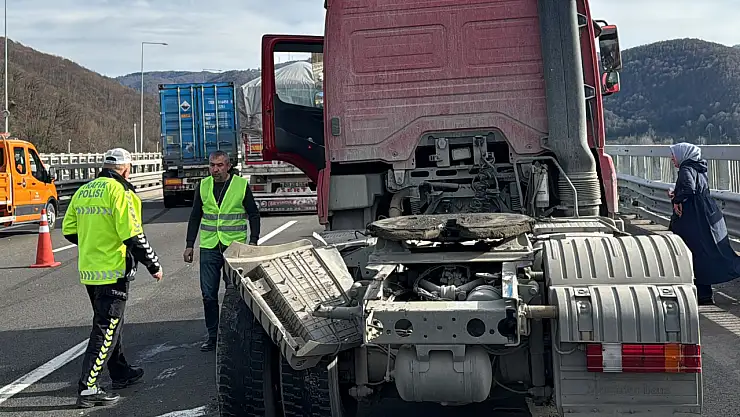 Tırın dorsesi koptu, otoyolda trafik durdu
