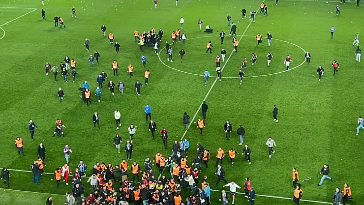 Trabzon'da saha karıştı! Fenerbahçeli futbolculara saldırdılar!