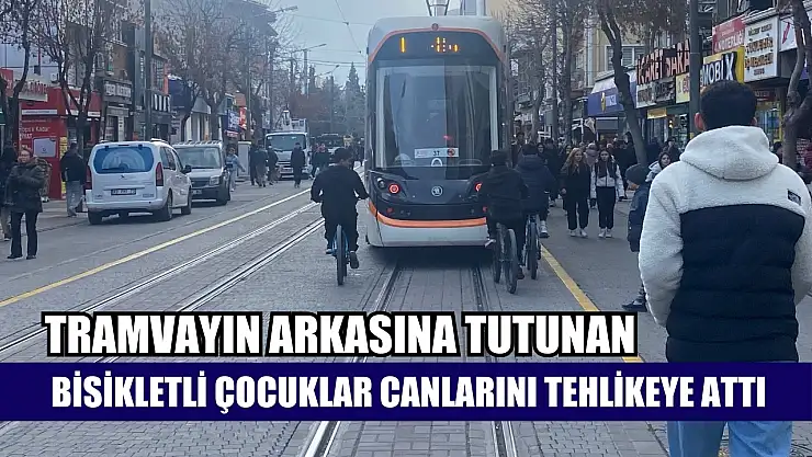 Tramvayın arkasına tutunan bisikletli çocuklar canlarını tehlikeye attı